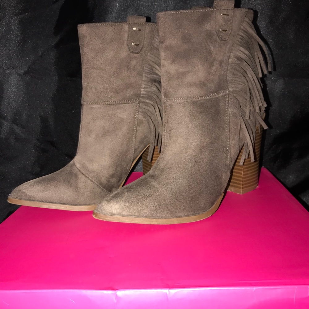 Cute little heeled booties size 6.5